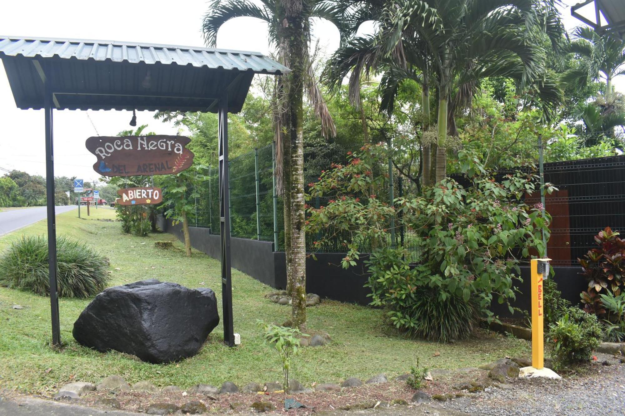 Hotel Roca Negra Del Arenal La Fortuna Bagian luar foto